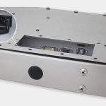 Monitores industriales de montaje universal con pantalla panorámica y pantallas táctiles resistentes según IP65/IP66 de 19,5”, vista de salida para cables de CA