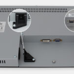 Monitores industriales de montaje en bastidor con pantalla panorámica de 19,5” y pantallas táctiles resistentes según IP20, vista de salida para cables de CA