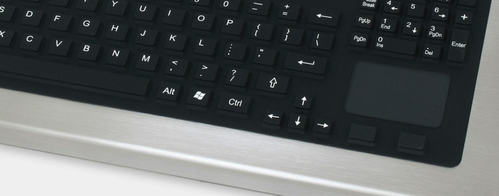 Opción de teclado de recorrido completo con almohadilla táctil, con clasificación IP65/IP66