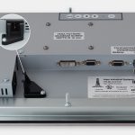 Monitores industriales de montaje en panel y pantallas táctiles resistentes de 12” según IP65/IP66, vista de salida para cables de CA