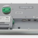 Monitores industriales de montaje en panel y pantallas táctiles resistentes de 15” según IP65/IP66, vista de salida para cables de CC