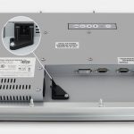 Monitores industriales de montaje en panel y pantallas táctiles resistentes de 17” según IP65/IP66, vista de salida para cables de CA