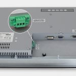 Monitores industriales de montaje en panel y pantallas táctiles resistentes de 19” según IP65/IP66, vista de salida para cables de CC