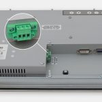 Monitores industriales de montaje en panel con pantalla panorámica de 19,5” y pantallas táctiles resistentes según IP65/IP66, vista de salida para cables de CC
