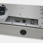 Monitores industriales de montaje universal y pantallas táctiles resistentes según IP65/IP66 de 15”, vista de salida para cables de CA