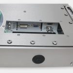 Monitores industriales de montaje universal y pantallas táctiles resistentes según IP65/IP66 de 19”, vista de salida para cables de CC