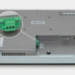 Monitores industriales de montaje en panel con pantalla panorámica de 22” y pantallas táctiles resistentes según IP65/IP66, vista de salida para cables de CC