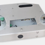 Monitores industriales de montaje universal con pantalla panorámica y pantallas táctiles resistentes según IP65/IP66 de 19,5”, vista de salida para cables