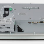 Monitores industriales de montaje en bastidor y pantallas táctiles resistentes según IP20 de 17”, vista de salida para cables